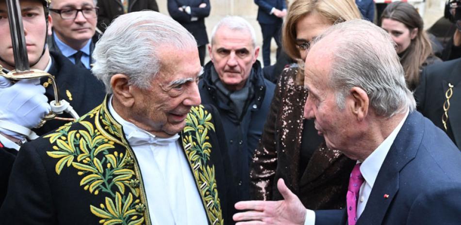 El escritor peruano y premio Nobel de literatura Mario Vargas Llosa (izquierda) habla con el rey Emérito de España Juan Carlos I (derecha) al final de la ceremonia, ayer.  AFP