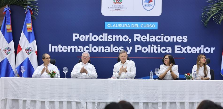 El canciller Roberto Álvarez y el rector del Instituto de Educación Superior en Formación Diplomática y Consular (Inesdyc), José Rafael Espaillat, encabezaron el acto de entrega de certificados.