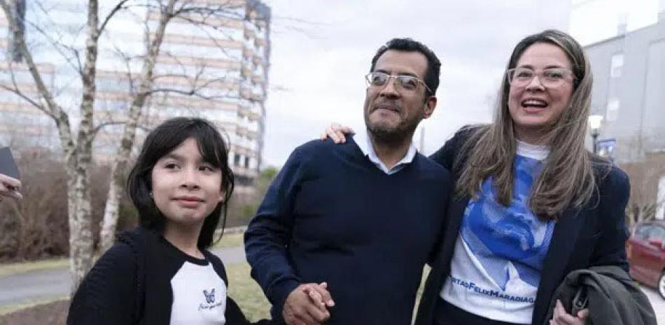 El líder opositor nicaragüense Félix Maradiaga se reúne con su esposa Berta Valle y su hija Alejandra, en Chantilly, Virginia, ayer. Maradiaga estaba entre unos 222 prisioneros del gobierno de Daniel Ortega que llegaron de Nicaragua al Aeropuerto Internacional de Washington Dulles. AP