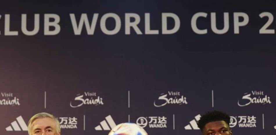 El técnico del Real Madrid Carlo Ancelotti y el mediocampista Aurélien Tchouaméni en conferencia de prensa antes de la final del Mundial de Clubes ante el Al-Hilal.