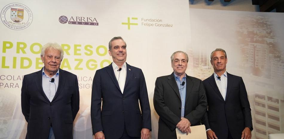 Felipe González, Luis Abinader Corona, Abrahaham Hazoury Toral y Carlos Slim Domit.