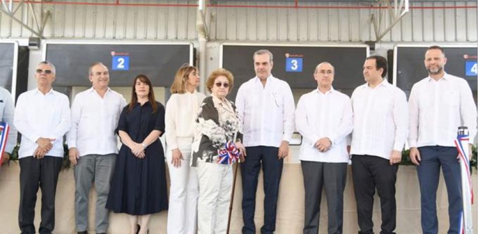 El presidente Luis Abinader junto a los ejecutivos de Plaza Lama, Mario Lama, Elsa Haché, Pedro Juan Lama y Teófilo Lama, entre otros. José Alberto Maldonado/LD