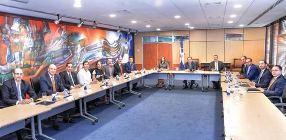 Reunión de autoridades del BC con cúpula de Asociación de Industrias de la República DominIcana. / Fuente Externa