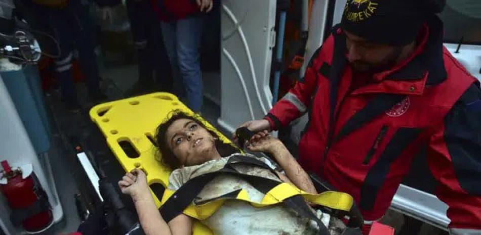 Un socorrista atiende a una niña rescatada cuatro días después de un potente sismo, en Kahramanmaras, en el sur de Turquía, ayer 10 de febrero de 2023. ap