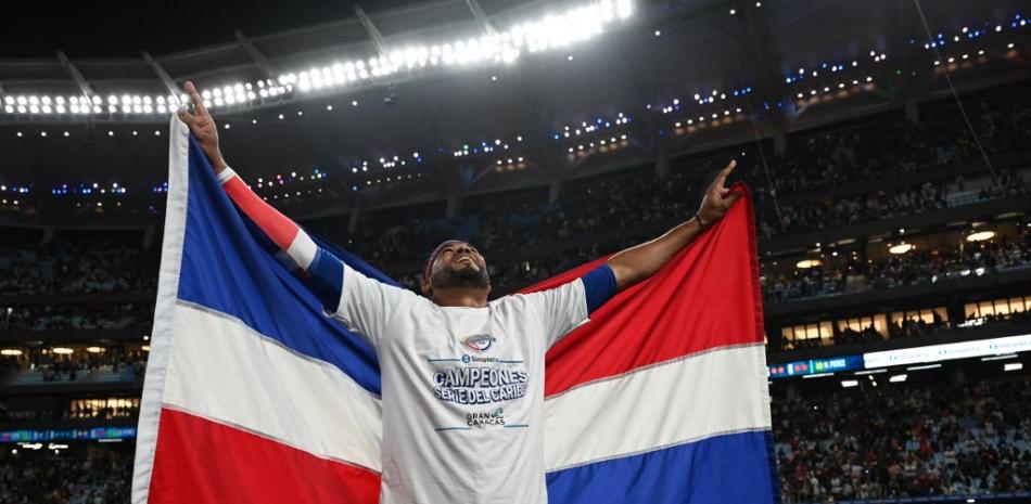 El lanzador de Los Tigres del Licey, Esmil Rogers, celebra después de derrotar a Leones de Caracas de Venezuela durante su partido final de la Serie del Caribe de béisbol en el estadio Monumental Simón Bolívar el 10 de febrero de 2023. Foto: Federico Parra/AFP.