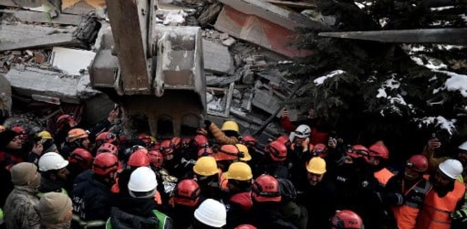 Los rescatistas lideran una operación de rescate para salvar a Melisa Ulku, de 24 años, de los escombros de un edificio derrumbado en el distrito de Elbistan de Kahramanmaras el 11 de febrero de 2023, cinco días después de que un terremoto de magnitud 7,8 azotara el sureste de Turquía. El número de muertos por un terremoto catastrófico que azotó a Turquía y Siria aumentó a más de 25.000 el 11 de febrero de 2023, mientras los rescatistas trabajaban en un clima helado para encontrar personas vivas.