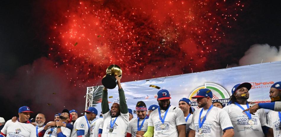 Los Tigres de Licey de República Dominicana celebran con el trofeo tras derrotar a los Leones de Caracas de Venezuela durante su partido final de la Serie del Caribe de béisbol en el estadio Monumental Simón Bolívar el 10 de febrero de 2023. Foto: Federico Parra/AFP.