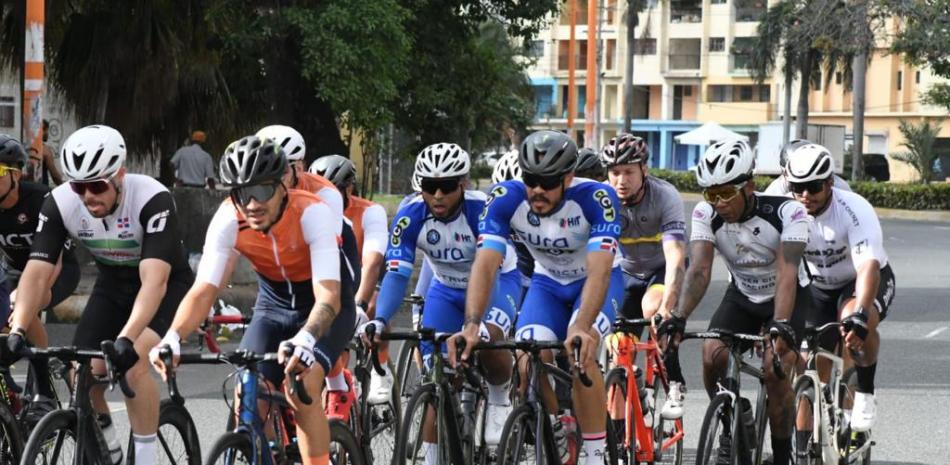 Grupo de pedalistas en plena competencia durante la celebración de la pasada versión del Grand Prix de Ciclismo Emilio Valdez.