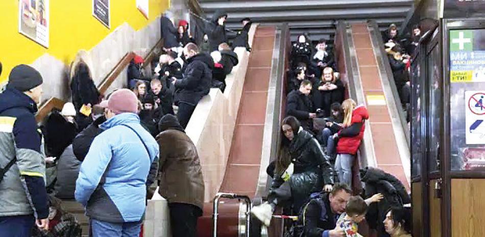 Gente se reúne en una estación de metro utilizada como refugio antiaéreo durante los ataques de ayer en Kiev. AP