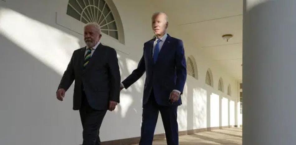 El presidente, Joe Biden, camina con el presidente de Brasil, Luiz Inácio Lula da Silva, rumbo a la Oficina Oval en la Casa Blanca, ayer 10 de febrero de 2023.  AP