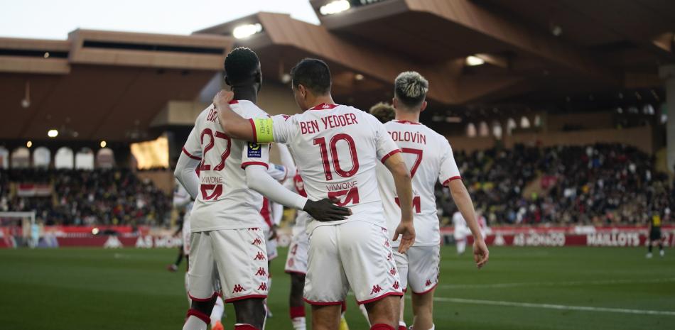 Jugadores del Mónaco se abrazan luego del triunfo ante el PSG.