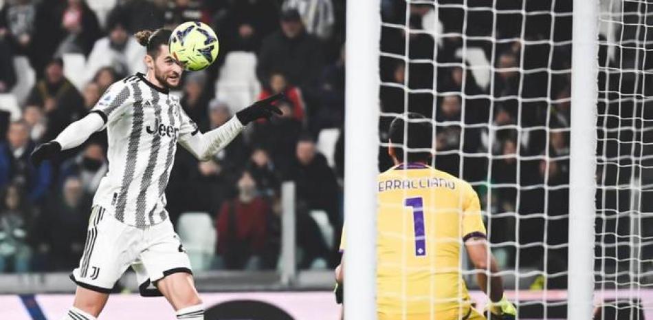 Adrien Rabiot al momento de marcar el único gol del encuentro entre Juventus y Fiorentina.