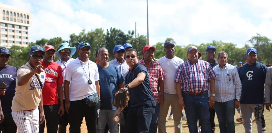 Miguel Camacho, asesor honorífico del Ministerio de Deportes, realiza el lanzamiento de honor para dejar formalmente inaugurado el Convivio de Béisbol Infantil 2023 en el Centro Olímpico Juan Pablo Duarte.