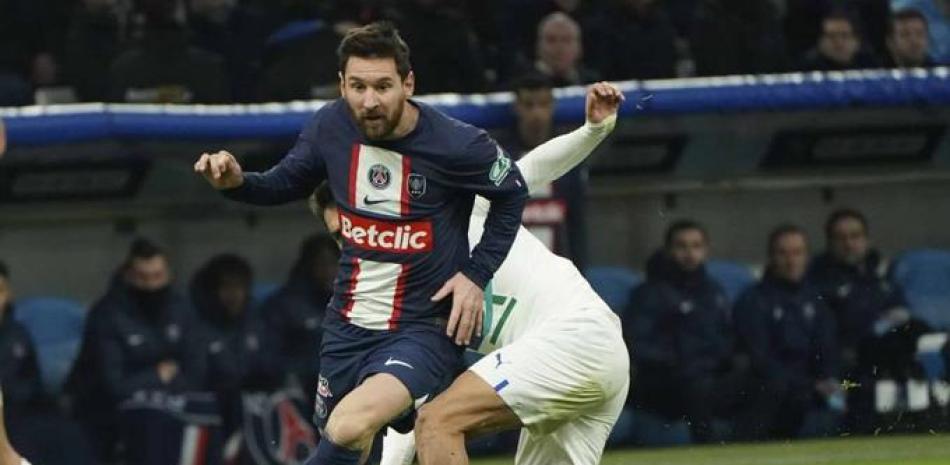 Esta foto es del mércoles 8 de febrero del 2023, Lionel Messi del Paris Saint-Germain regatea el balón superando a Cengiz Under del Marsella en el encuentro de la Copa.
