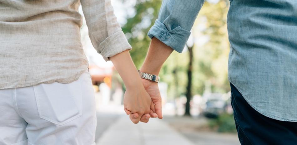 Caminar de la mano, una de las múltiples expresiones del amor. Foto: Crew/Unsplash.