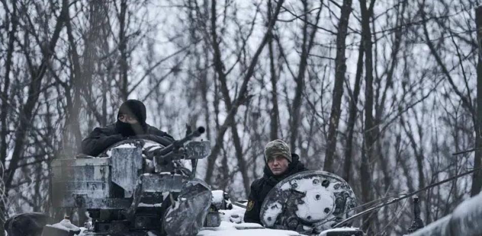 Un tanque ucraniano avanza a su posición en el frente de batalla en Bájmut, en la región de Donetsk, Ucrania, ayer 12 de febrero de 2023. AP