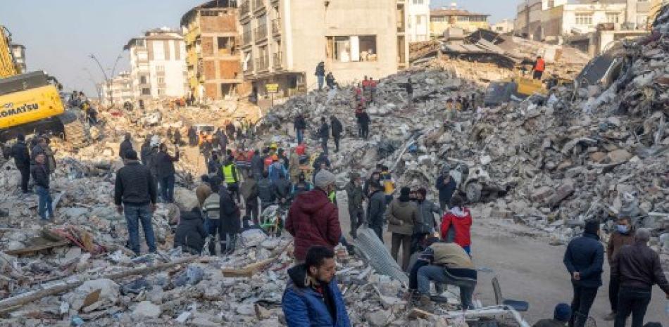 Un hombre se arrodilla sobre los escombros de un edificio derrumbado durante las operaciones de rescate en Hatay el 12 de febrero de 2023, después de que un terremoto de magnitud 7,8 azotara la región fronteriza de Turquía y Siria a principios de semana.