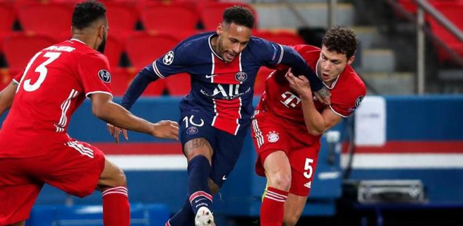 Un momento de acción en el partido entre el  PSG y Bayern Múnich en los cuartos de final de la temporada 2020-21.