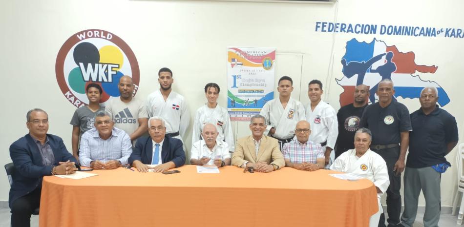 Rafael Villalona, José Luis Ramírez, Generoso Montero, atletas y parte del comité organizador del torneo internacional al momento de anunciar el certamen.