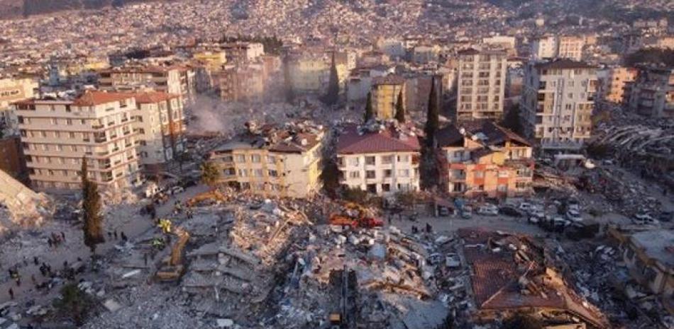 Una foto aérea muestra edificios derrumbados en Antakya el 11 de febrero de 2023, después de que un terremoto de magnitud 7,8 azotara el sureste del país a principios de semana. AFP