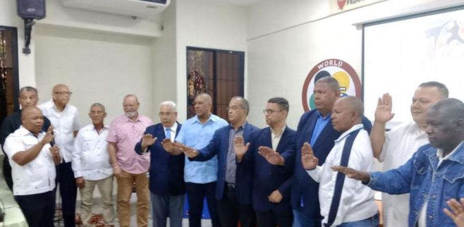 William Ozuna, presidente de la comisión electoral, toma el juramento al nuevo Comité Ejecutivo de la Federación Dominicana de Karate.