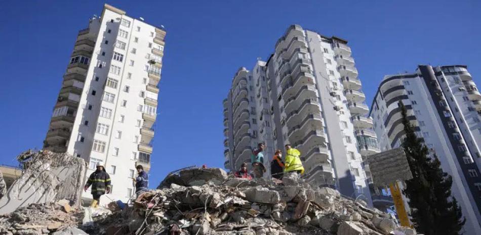 Equipos de emergencias buscan a personas entre los escombros de un edificio destruido en Adana, en el sur de Turquía, el martes 7 de febrero de 2023. AP
