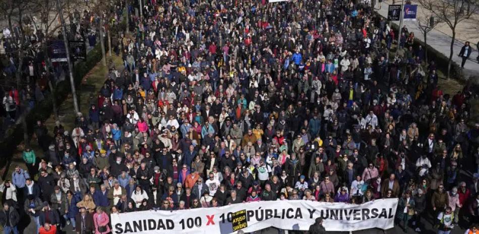Marcha de profesionales médicos en demanda de apoyo al servicio público de salud, en Madrid, ayer. AP