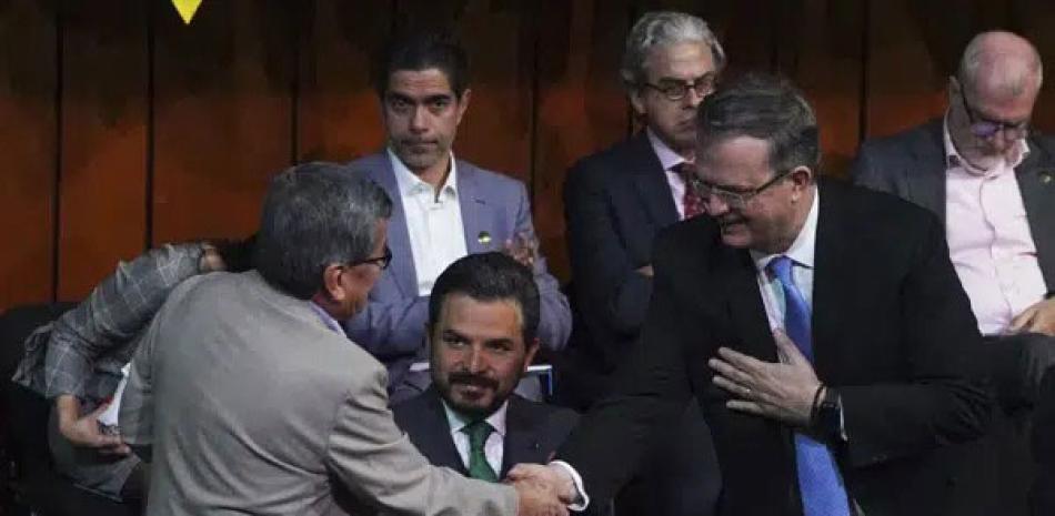 El canciller de México, Marcelo Ebrard, a la derecha, le da la mano a Pablo Beltrán, comandante y jefe negociador del grupo guerrillero ELN de Colombia. AP