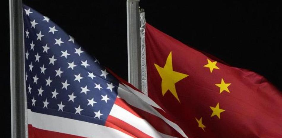 Banderas de EEUU y China. Archivo / LD