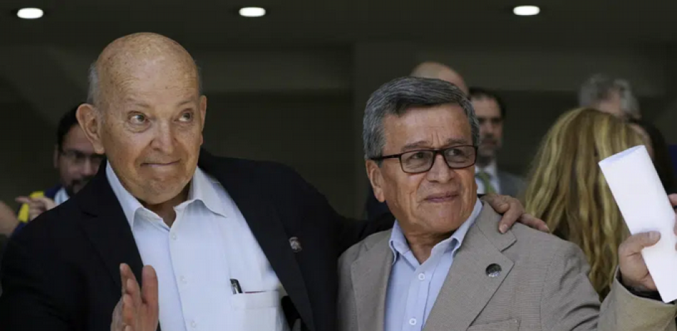 José Otty Patiño, jefe negociador del gobierno colombiano, a la izquierda, y Pablo Beltrán, comandante y jefe negociador del Ejército de Liberación Nacional, saludan después de la ceremonia de apertura de la segunda ronda de conversaciones en la Ciudad de México, el lunes 13 de febrero de 2023. (AP Foto/Marco Ugarte)