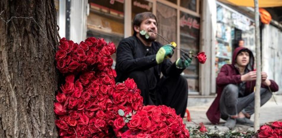 Los vendedores afganos que venden rosas esperan a los clientes a lo largo de la calle de las flores con motivo del Día de San Valentín en el área de Shar-e-Naw de Kabul el 14 de febrero de 2023. Los floristas con ramos marchitos de rosas rojas y los vendedores ambulantes que agarran globos sin vender estaban desconsolados. en Kabul el 14 de febrero, después de que la policía moral talibán prohibiera las celebraciones del Día de San Valentín. Foto: EFE