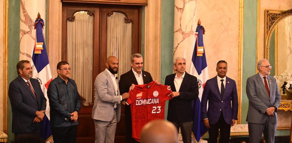 El presidente Abinader recibió la chaqueta del conjunto dominicano con el dorsal #23 por el capitán azul Emilio Bonifacio y ele presidente Ricardo Ravelo Jana.