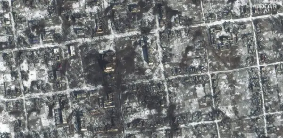 Esta imagen por satélite proporcionada por Maxar Technologies muestra zonas dañadas en Petrivka, en la región de Donetsk, Ucrania, el 10 de febrero de 2023. (Maxar Technologies via AP)