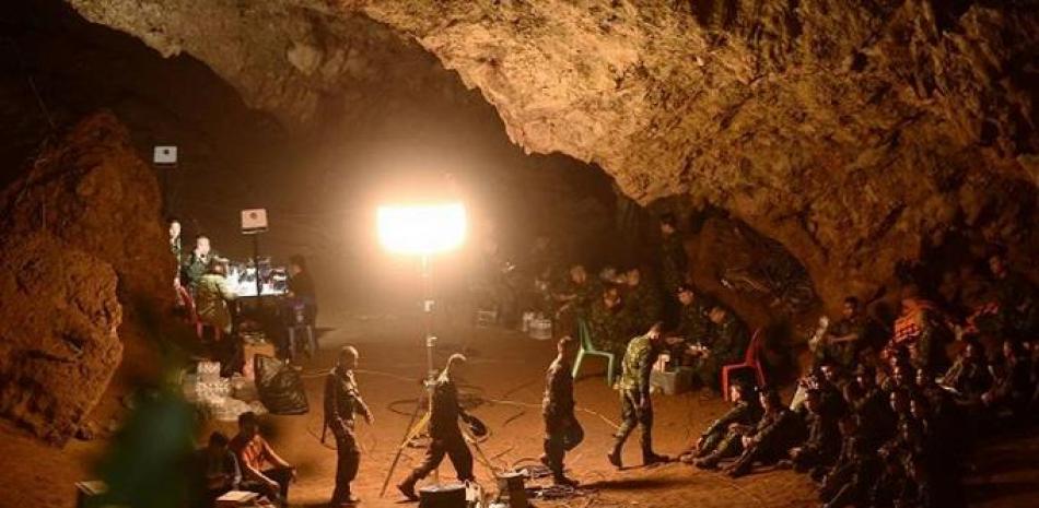 Soldados tailandeses, en la cueva de Tham Luang, durante la operación de rescate de 12 niños y su entrenador de fútbol en 2018. AFP