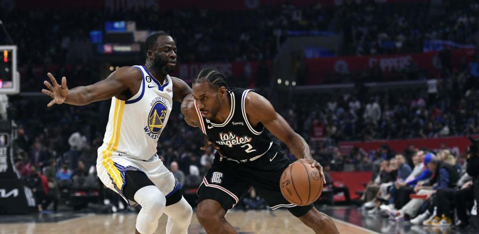 Kawhi Leonard, de los Clippers, evade la defensa de Draymond Green, de los Warriors, durante el partido del martes por la noche en el baloncesto de la NBA.