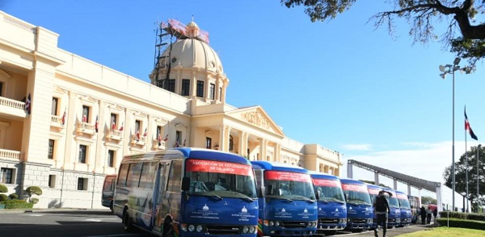 Autobuses para transportar estudiantes universitarios. Fotos: José Alberto Maldonado / LD