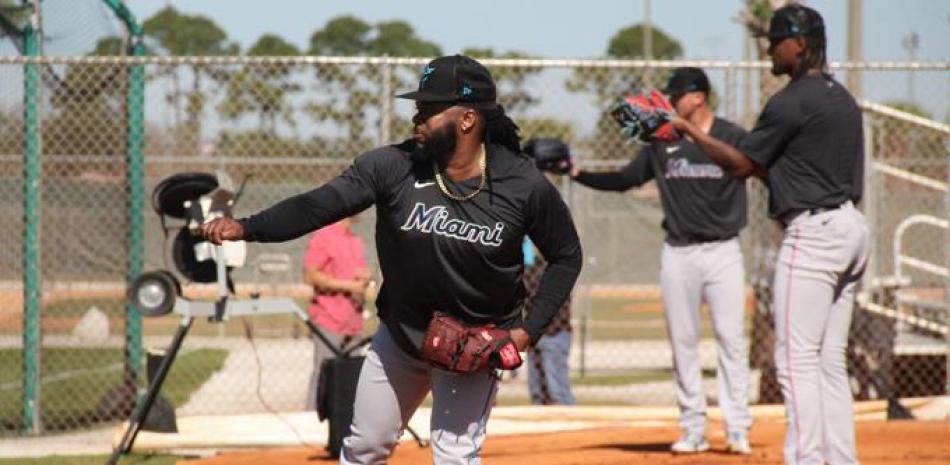 El dominicano Johnny Cueto se prepara para su temporada número 16 en la gran carpa.