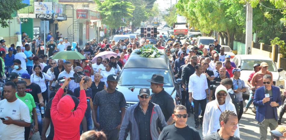 La multitud recorrió varias avenidas de Santiago reclamando justicia antes del sepelio de Donaly. Onelio DomÍnguez
