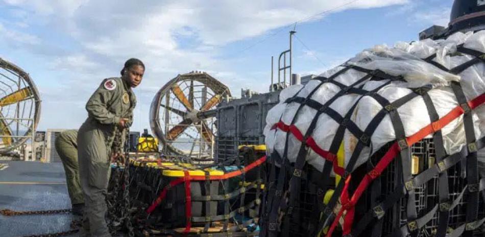 Marineros de la Unidad de Naves de Asalto 4 preparan material recogido en la costa de Myrtle Beach, Carolina del Sur, del globo chino derribado sobre el océano Atlántico para entregarlo al FBI, AP