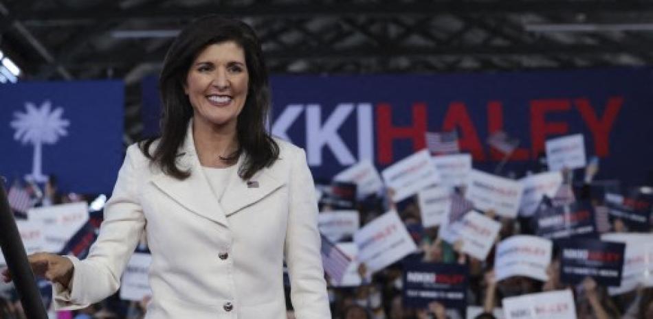 La candidata presidencial republicana Nikki Haley llega al escenario en su primer evento de campaña el 15 de febrero de 2023 en Charleston, Carolina del Sur. La exgobernadora de Carolina del Sur y embajadora de las Naciones Unidas, Haley, anunció oficialmente su candidatura ayer, convirtiéndola en la primera opositora republicana en desafiar al expresidente de los Estados Unidos, Donald Trump. Win McNamee/Getty Images/AFP