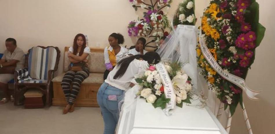 Familiares y amigos de Esmeralda durante el velatorio de su cuerpo.