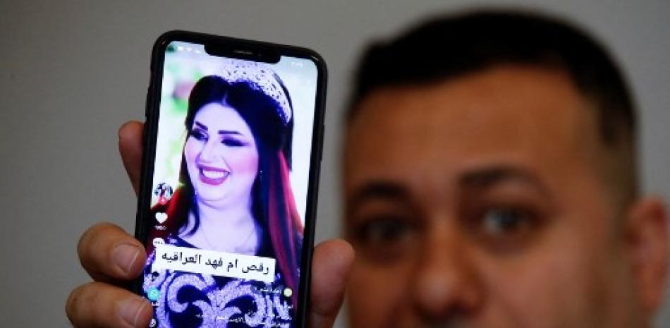 Un hombre iraquí muestra una publicación en una plataforma de redes sociales el 12 de febrero de 2023 en la capital, Bagdad, con una foto de la celebridad de TikTok Om Fahed, quien ha sido encarcelada por las autoridades. Foto: AFP