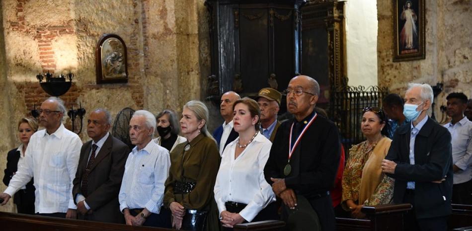 Vicenta Vélez, Andrés Fortunato en compañia de otros familiares y constitucionalistas durante la eucaristía. Foto: Glauco Moquete / LD