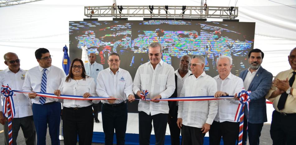 El presidente Luis Abinader corta la cinta para dejar reinaugurado el complejo deportivo San José de Mendoza.