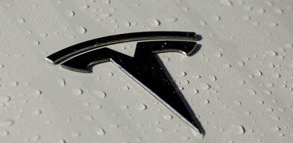 En imagen del 18 de octubre de 2019, un logo de Tesla en Salt Lake City. Varios empleados de una fábrica de Tesla en Nueva York fueron despedidos un día después de iniciar sus intentos de organización sindical, según Tesla Workers United (TWU), el jueves 16 de febrero de 2023. (AP Foto/Rick Bowmer, archivo)