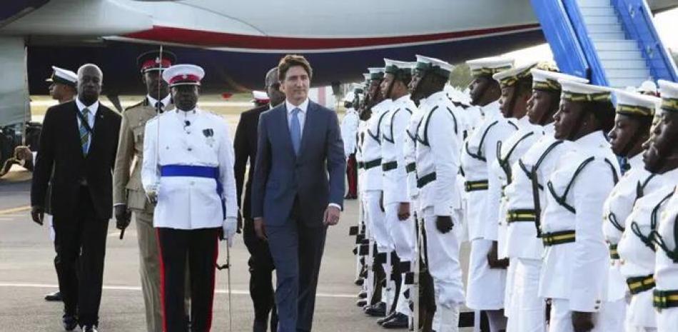 El primer ministro de Canadá, Justin Trudeau, pasa revista a una guardia de honor a su llegada a Nassau, Bahamas, el miércoles 15 de febrero de 2023, para asistir a la reunión de jefes de gobierno de la Comunidad Caribeña. (Sean Kilpatrick/The Canadian Press vía AP)
