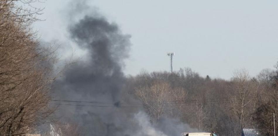 En esta foto de archivo tomada el 4 de febrero de 2023, el humo se eleva desde un tren de carga descarrilado en East Palestine, Ohio. El gobernador de Ohio advirtió a los residentes que viven cerca del lugar del descarrilamiento de un tren tóxico que beban agua embotellada el 15 de febrero de 2023, mientras las autoridades investigan las posibles consecuencias ambientales del accidente a principios de este mes. DUSTIN FRANZ / AFP