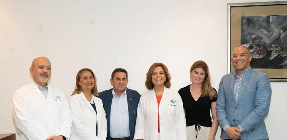 El doctor Gabriel Serrano Serrano visita el Instituto Dermatológico