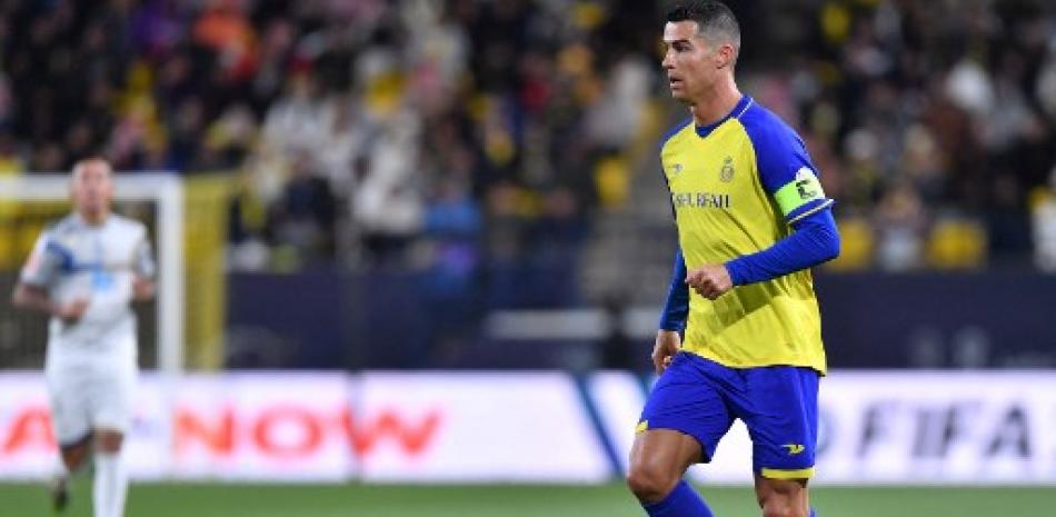 El delantero portugués de Nassr, Cristiano Ronaldo, corre con el balón durante el partido de fútbol de la Saudi Pro League entre Al-Nassr y Al-Taawoun en el Parque Mrsool en Riyadh el 17 de febrero de 2023.
AFP