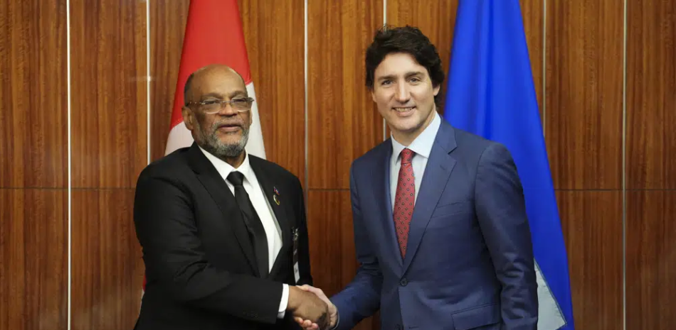 El primer ministro canadiense Justin Trudeau, derecha, participa de una reunión bilateral con el primer ministro de Haití, Ariel Henry, durante la conferencia de jefes de gobierno de la Comunidad del Caribe (CARICOM) en Nassau, Bahamas, jueves 16 de febrero de 2023 (Sean Kilpatrick /The Canadian Press via AP)